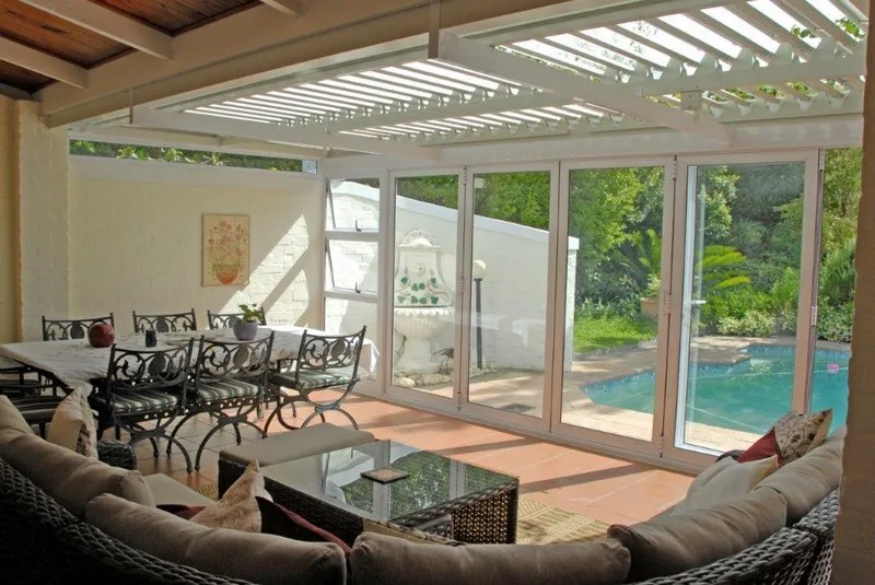 Adjustable louvre awning over an entertainment patio