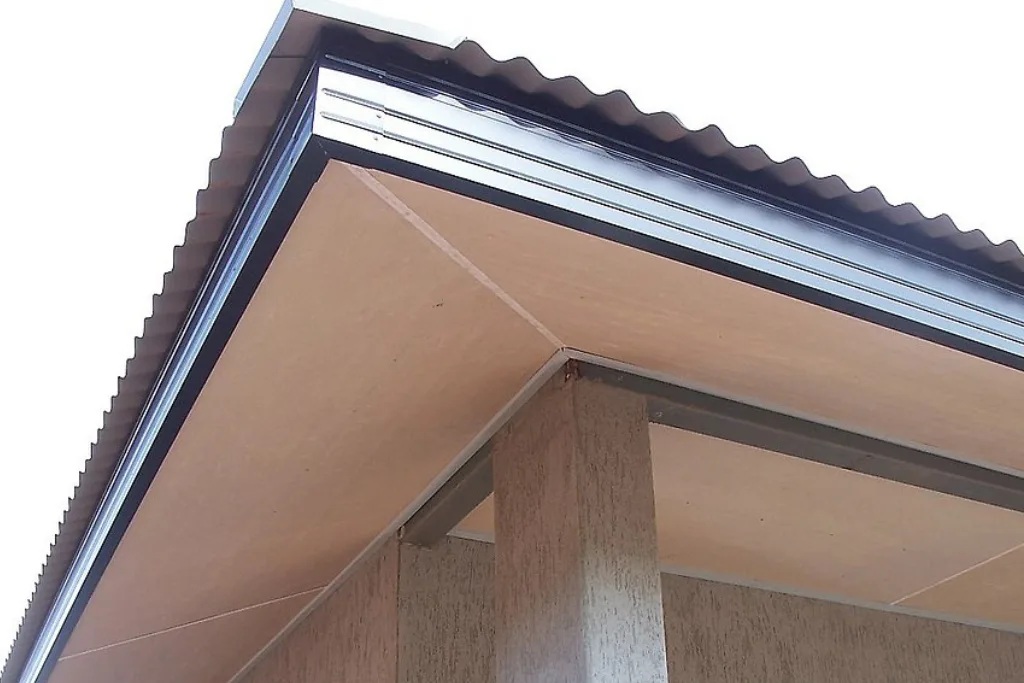 Neat fascia and roof supports on a rain-country roofline